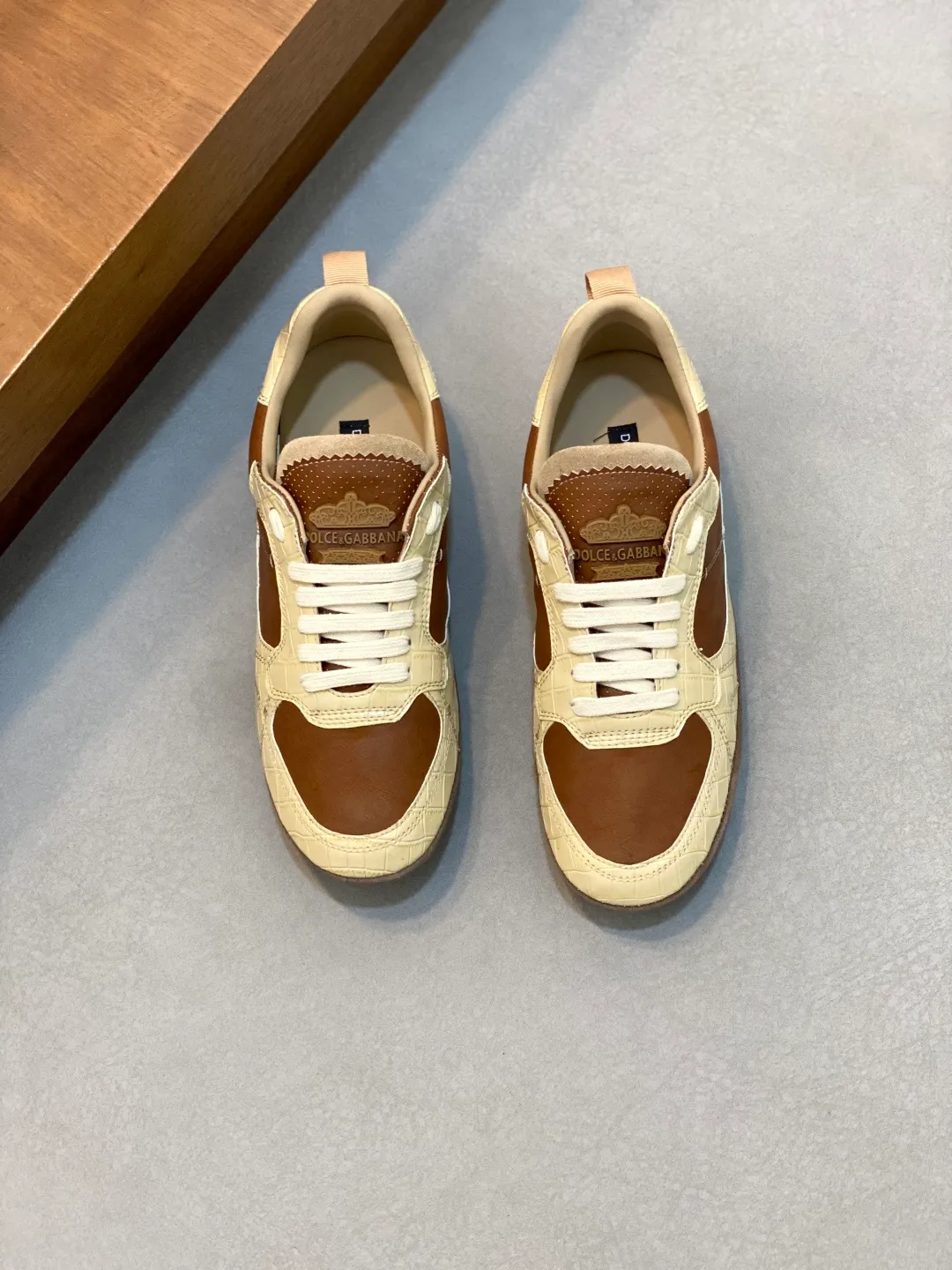 Men's shoes 💰580 2025👉D&G calfskin logo men's casual shoes. As a symbol of exquisite craftsmanship and exquisite details, it is newly embellished with the electroplated DG logo, and high-frequency technology creates a three-dimensional silhouette. Imported cowhide upper + cowhide lining + original rubber outsole 😎😎😎, hand-sewing technology, a must-have item for summer ✈️✈️✈️ Size: 39-44 (38.45 46 customized)